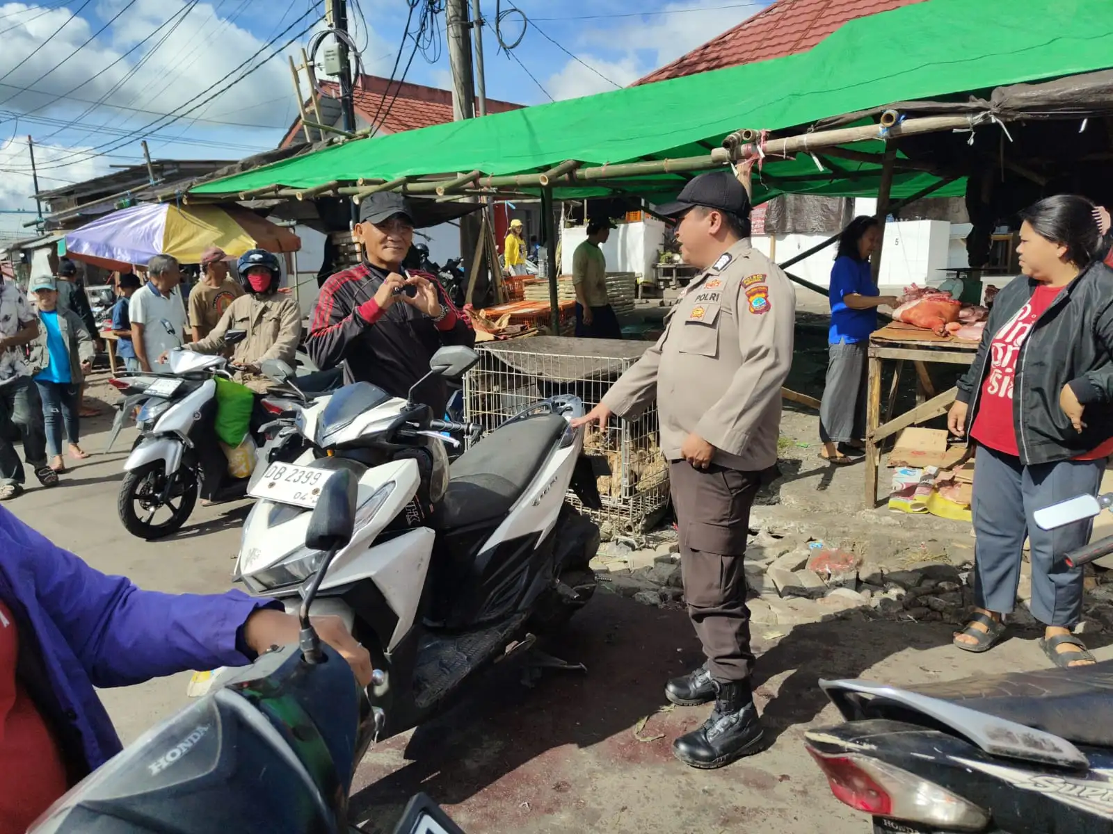 Denyut Pasar Natal Menguat, Polsek Tondano Hadir Jaga Rasa Aman Warga